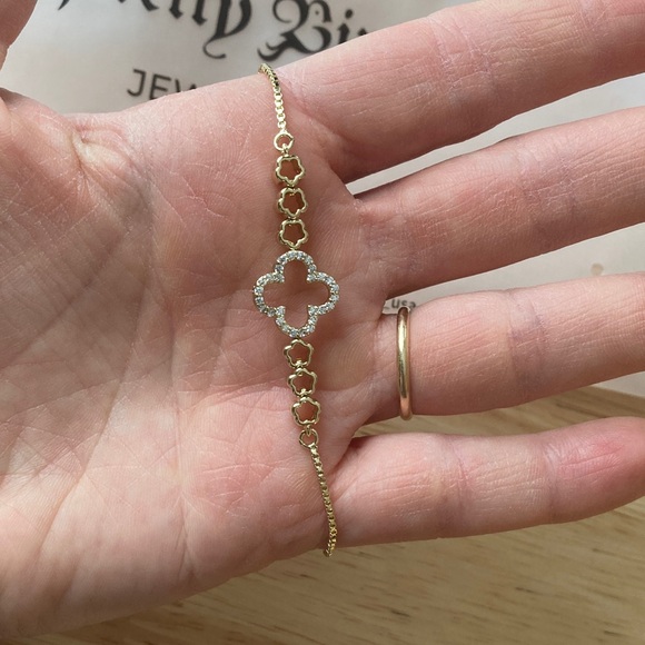 Pretty Bird Jewelry Jewelry - Pretty Bird Gold Clover/Flower Bracelet